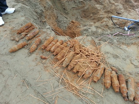 24 quả đạn pháo chưa kích nổ đã được phát hiện trong lúc các thợ đào móng xây hàng rào.