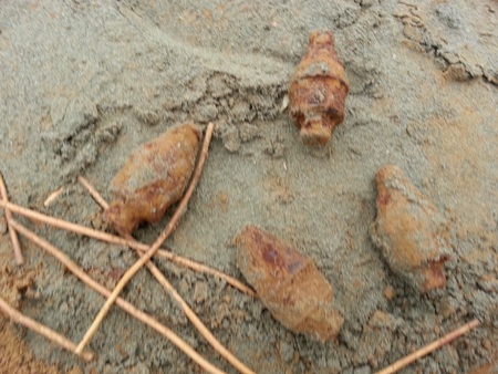 Các quả đạn pháo đã bị tách khỏi đầu đạn kích nổ.