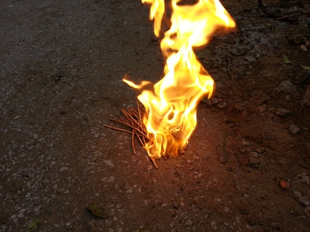 Rất nhiều dây dẫn nổ vẫn cháy mạnh khi gặp lửa.