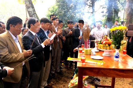 Lãnh đạo huyện thắp hương đọc lời xin trước khi khởi công.