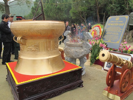 Ảnh tuần qua: Những “đại gia” trước vành móng ngựa - 7 Trống đồng, súng thần công, kiếm lệnh bên mộ Đại tướng (Ảnh: Nguyễn Duy