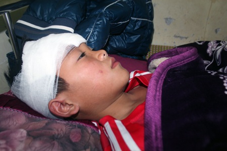 Em Khánh đã bị chấn thương não kín. Sau 1 buổi cấp cứu, hiện tại Khánh đã tỉnh táo trở lại.