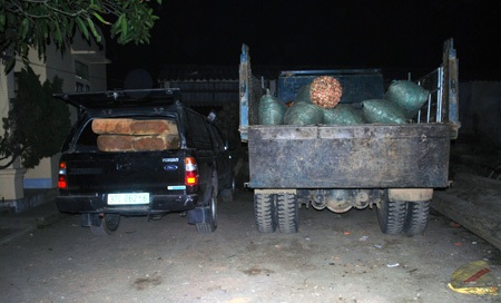 Chiếc xe bán tải và chiếc xe tải lớn chở gỗ lậu trong đêm bị bắt.