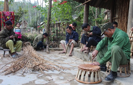 Hồn đại ngàn trong văn hóa người Khơ Mú - 1 Một tổ đan lát của bản Huồi Cụt, xã Yên Na (Tương Dương).