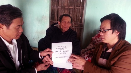 PV Dân trí tiếp tục trao 165.580.000 đồng đến gia đình ông Hóa.
