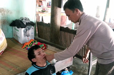 Anh Cường cho em uống thuốc. 