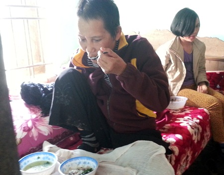 Còn anh Việt vẫn luôn trong tình trạng phải nhờ chị dâu đút cơm mỗi khi đến bữa ăn.