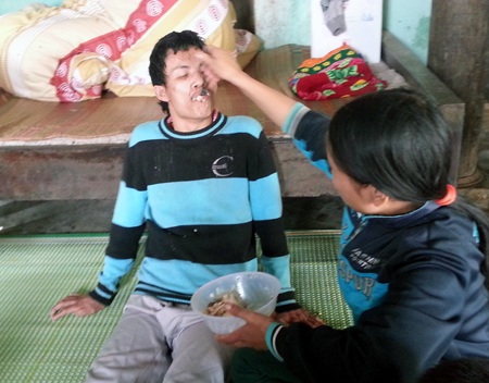 Còn anh Việt vẫn luôn trong tình trạng phải nhờ chị dâu đút cơm mỗi khi đến bữa ăn.