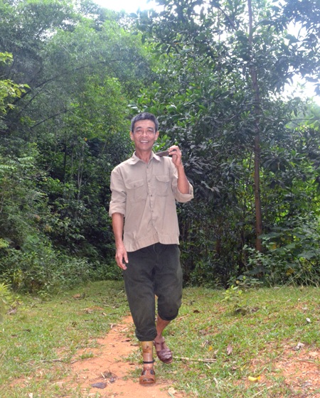 Thương binh Hạng 2/4 nhưng anh vẫn miệt mài trồng, chăm sóc rừng suốt 20 năm qua.