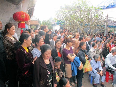 Tái hiện chiến công hiển hách của Hoàng đế Quang Trung - 6 Hàng nghìn du khách thập phương đến tham dự Lễ kỷ niệm.