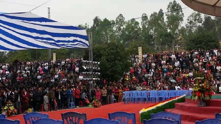 Ngay từ sáng sớm hàng vạn người đã tề tựu về Linh địa Trại Gáo