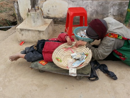 ... đội quân ăn xin bủa vây Linh địa Trại Gáo....