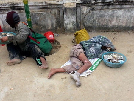 Đột nhiên gã ăn xin này đứng phắt lên đòi ăn thua với người chụp ảnhtrong bộ dạng te tua...