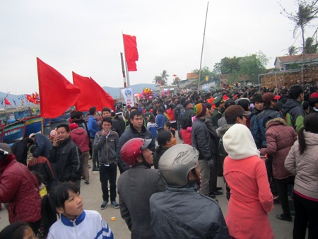 Hàng vạn người co ro trong giá rét dự ngày khai hội đền Cờn