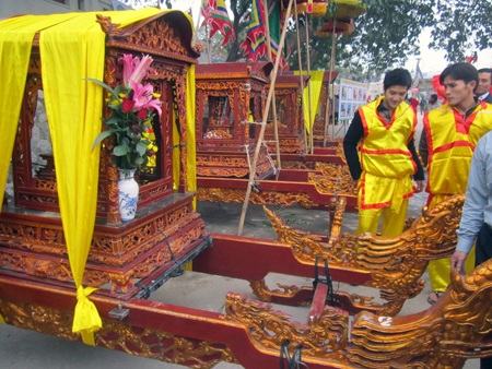 Những bộ kiệu được sử dụng trong lễ rước đêm nay được trang hoàng lộng lẫy.