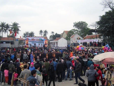 Thi đấu bóng chuyền.