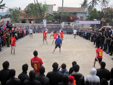 Thi đấu bóng chuyền.