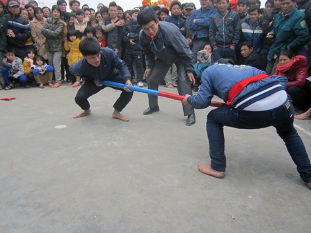 Thi đấu bóng chuyền.