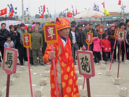 Thi đấu cờ người.