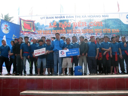 Ban tổ chức trao giải thưởng cho các đội đua.  