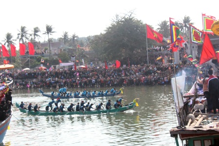 Các đội đua ganh nhau từng mét nước.