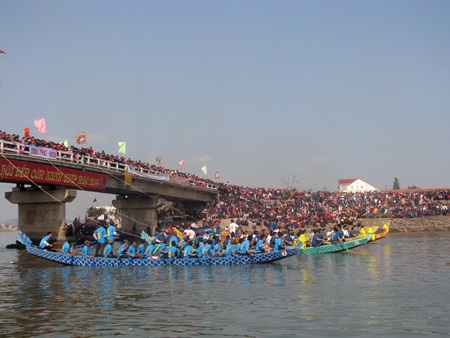 Các đội đua chuẩn bị xuất phát.