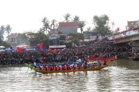Sau tiếng báo hiệu xuất phát, các đội đua bắt đầu dùng hết sức lực mình để mở màn cuộc đua.
