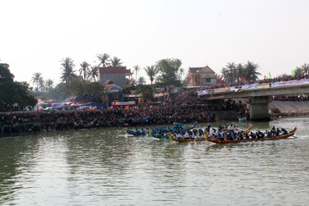 Sau tiếng báo hiệu xuất phát, các đội đua bắt đầu dùng hết sức lực mình để mở màn cuộc đua.