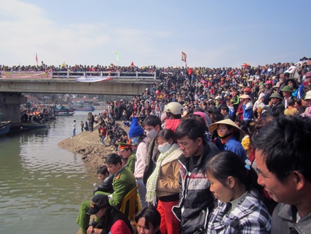 Chen chân để chọn được 1 chỗ đứng xem đua thuyền.