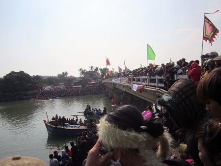 Chen chân để chọn được 1 chỗ đứng xem đua thuyền.