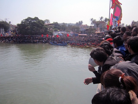 Chen chân để chọn được 1 chỗ đứng xem đua thuyền.