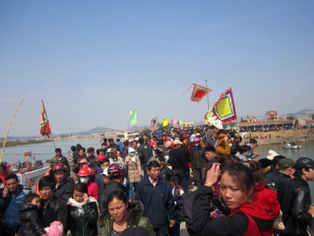 Hàng vạn người dân tập trung về xem hội đua thuyền đền Cờn.