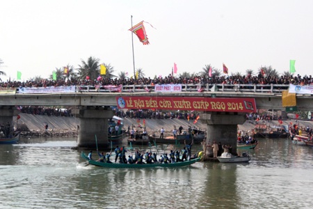   Chung cuộc, đội đua của xã Quỳnh Long với những tay chèo khỏe nhất đã giành chiếng thắng