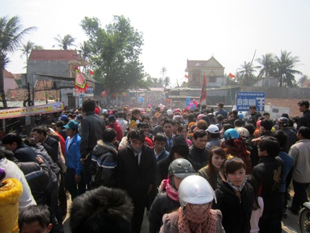 Hàng vạn người dân tập trung về xem hội đua thuyền đền Cờn.