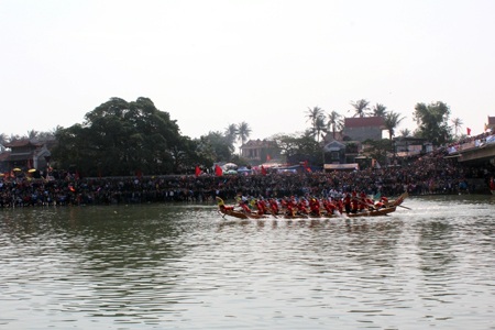 Các đội đua phải vượt qua 3 vòng sông đã được ban tổ chức quy định.