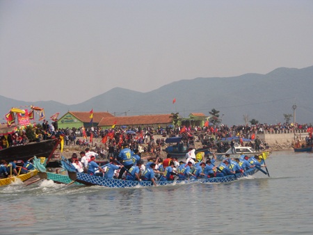 Các đội đua phải vượt qua 3 vòng sông đã được ban tổ chức quy định.