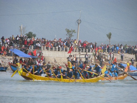 Các đội đua ganh nhau khiến cuộc đua càng gay cấn, hấp dẫn. 
