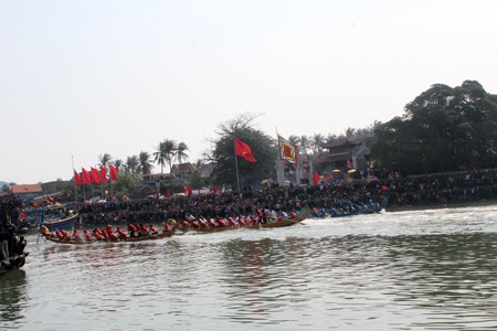 Các đội đua ganh nhau từng mét nước.