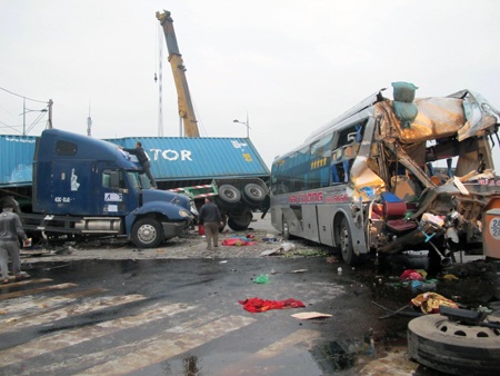 Hình ảnh xe khách nát bét, container lật nghiêng sau khi tông nhau - 10 Cơ quan chức năng đang tiến hành thuê cẩu để di chuyển các phương tiện gặp nạn ra khỏi hiện trường.