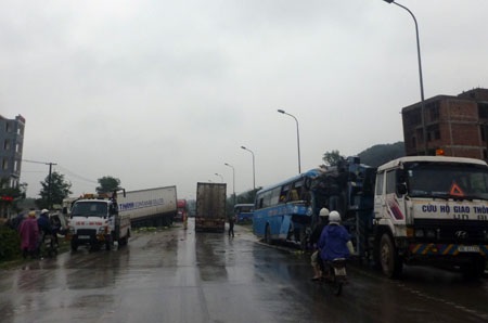 Hiện trường vụ tai nạn kinh hoàng trong đêm.