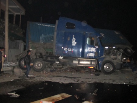 Hình ảnh xe khách nát bét, container lật nghiêng sau khi tông nhau - 2 Chiếc xe container bị xe khách đâm mạnh nên đã lao sang 1 bên vệ đường.