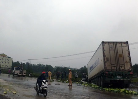 Chiếc xe container sau khi va chạm với chiếc xe khách đã mất lái lao xuống vệ đường.