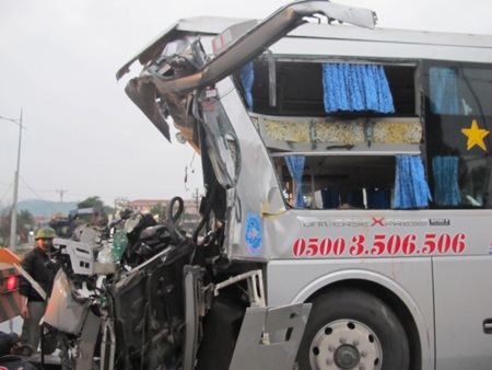 Vụ tai nạn đã làm phụ xe Nguyễn Ngô Quyền (SN 1993) tử vong tại chỗ.