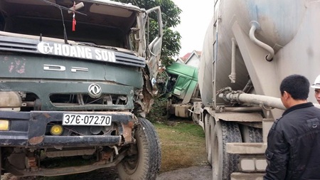 Chiếc xe đầu kéo nát bét phần đầu.