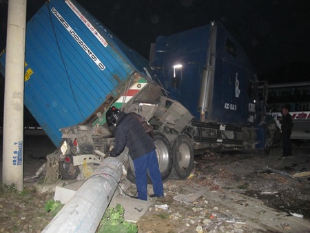 Hình ảnh xe khách nát bét, container lật nghiêng sau khi tông nhau - 6 Xe container đâm đổ cột điện cao thế sau khi bị xe khách đâm đẩy lùi sang bên đường.