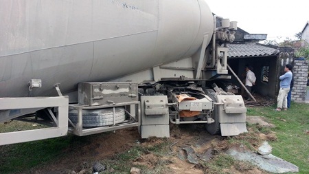 Chiếc xe đầu kéo nát bét phần đầu.