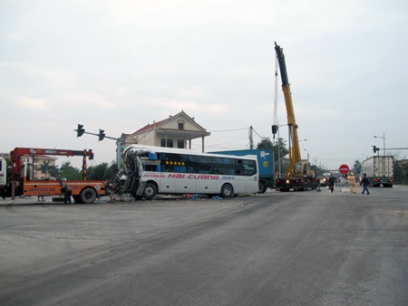 Thêm một vụ tai nạn kinh hoàng làm 1 người chết, hơn 20 người bị thương - 5 Do vụ tai nạn xảy ra tại ngã tư nên giao thông qua đây bị hỗn loạn nhiều giờ.