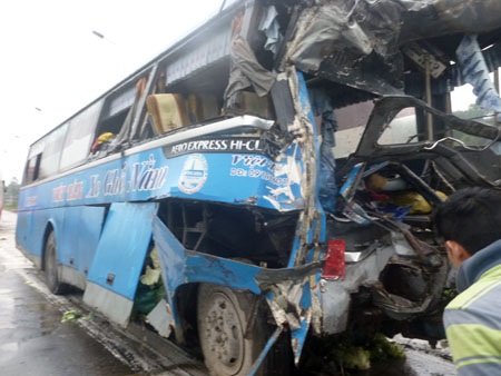 Hai chiếc xe bị biến dạng hoàn toàn.