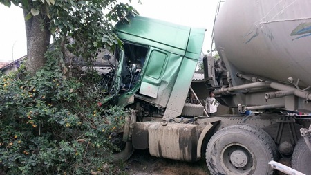 Chiếc xe đầu kéo nát bét phần đầu.