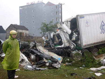 Hai chiếc xe bị biến dạng hoàn toàn.